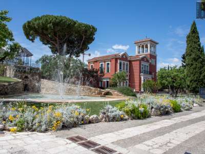L�elemento pi� scenografico � per� un�ampia vasca circondata da cespugli in fiore, che simula un laghetto con tanto di ponticello 